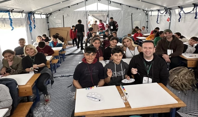 ÜNLÜ İSİMLER DEPREM ÇADIRINDA ÇOCUKLARA SÜRPRİZ YAPTI