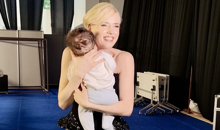 PODYUMDA ZARAFET, KULİSTE ANNELİK