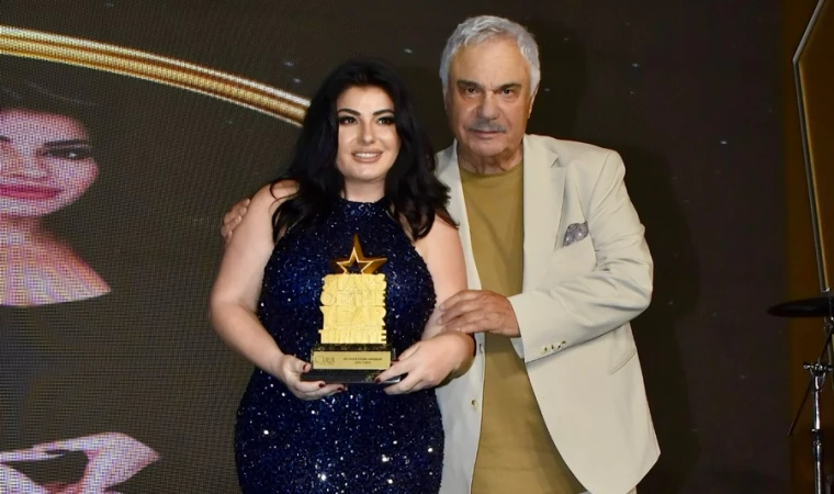 EBRU TORUN’A ÖDÜLÜNÜ HALİL ERGÜN VERDİ