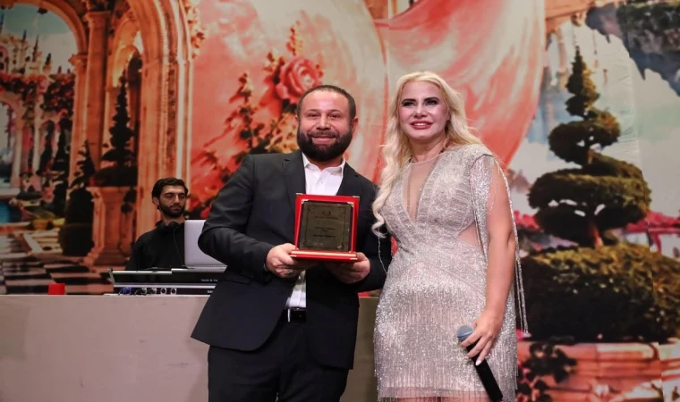 SUNUCULUĞU VE MODERATÖRLÜĞÜYLE ÖNE ÇIKTI