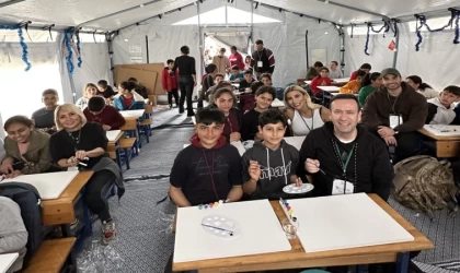 ÜNLÜ İSİMLER DEPREM ÇADIRINDA ÇOCUKLARA SÜRPRİZ YAPTI