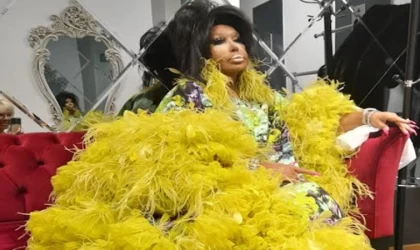 İZDİHAM YAŞANAN ALMANYA KONSERİNDE HELALLİK İSTEDİ