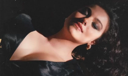 HANDE PLAK'TAN YEPYENİ BİR ŞARKI 'SEN KOKUYOR'