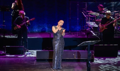 CANDAN ERÇETİN YAZ TURNESİNE BURSA’DA DEVAM ETTİ
