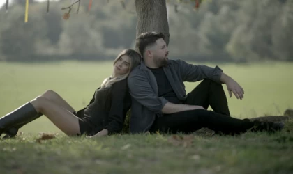 MÜZİK DÜNYASINDA YARIŞA GİRDİ