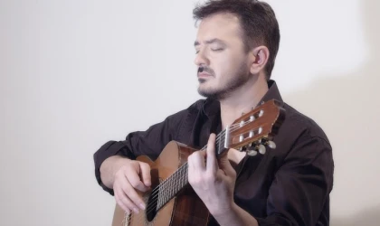 SÖZLERİ İLE BÜYÜLEDİ