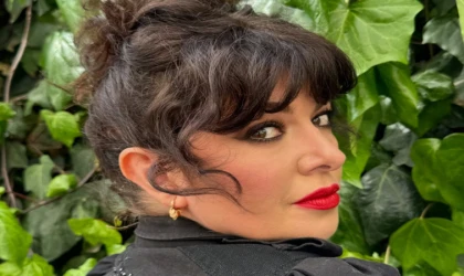 ÖZGE FIŞKIN 2024 YAZINA YENİ BİR TEKLİ İLE GİRİŞ YAPTI