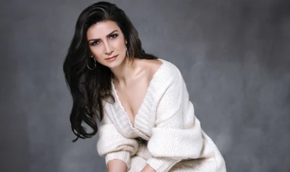 SAVAŞA SEZEN AKSU ŞARKILI PROTESTO