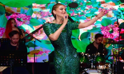 GÜLBEN ERGEN BURSA’DA SAHNE ALDI, GECENİN YILDIZI OLDU