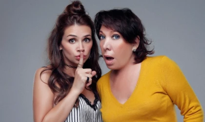 OYA BAŞAR VE BEGÜM BİRGÖREN’LE KAHKAHA DOLU BİR YAZ AKŞAMI