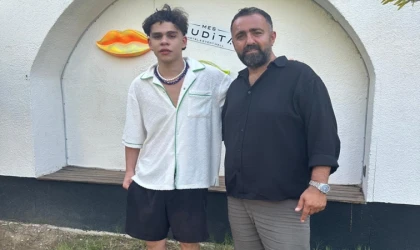 ALPER ERÖZER ALAÇATI TATİLİNDE DİKKAT ÇEKTİ