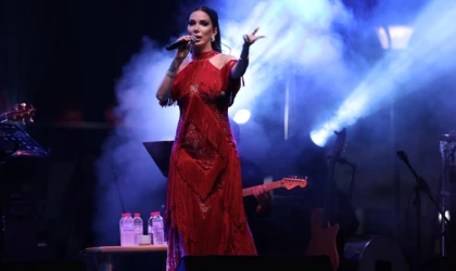 TUĞBA ÖZERK İLE ZAFER BAYRAMI COŞKUSU