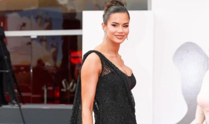 VENEDİK FİLM FESTİVALİNDE KIRMIZI HALIDA GÖZ KAMAŞTRIRDI