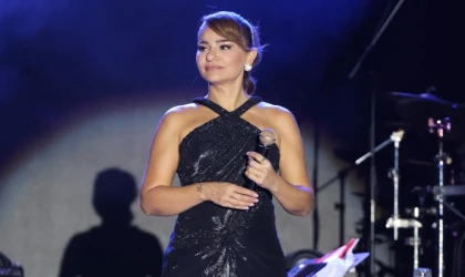 BEN CUMHURİYET KADINIYIM, ATATÜRK’ÜN AÇTIĞI YOLDA ŞARKI SÖYLÜYORUM