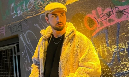 KAMERA ÖNÜNDE IŞIĞIYLA FARK YARATAN YÜKSELEN YETENEK