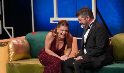 KAÇ PARA Bİ FÖN? AYAKTA ALKIŞLANDI