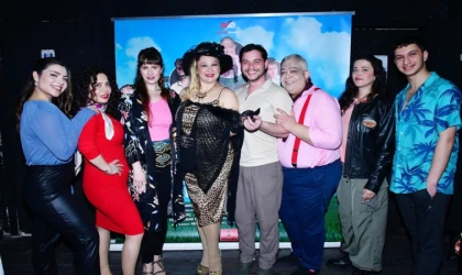 ŞEN KIZLAR DOLU DİZGİN YOLA DEVAM