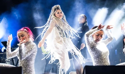 ATİYE BAHARI SAHNEDE BAŞLATTI