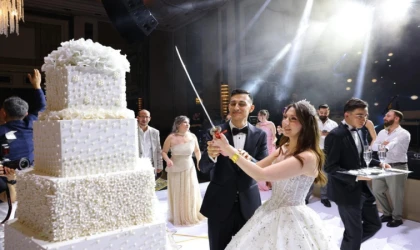 EMİR SÖNMEZ VE ÜLKEM KARAOT GÖRKEMLİ BİR DÜĞÜNLE EVLENDİ