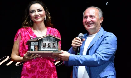 LAZ BÖREĞİ, SEMİCENK’E ARHAVİ KESTANE BALI İKRAM EDİLDİ