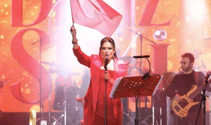 CUMHURİYET COŞKUSU DENİZ SEKİ’NİN ŞARKILARIYLA TAÇLANDI