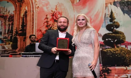 SUNUCULUĞU VE MODERATÖRLÜĞÜYLE ÖNE ÇIKTI